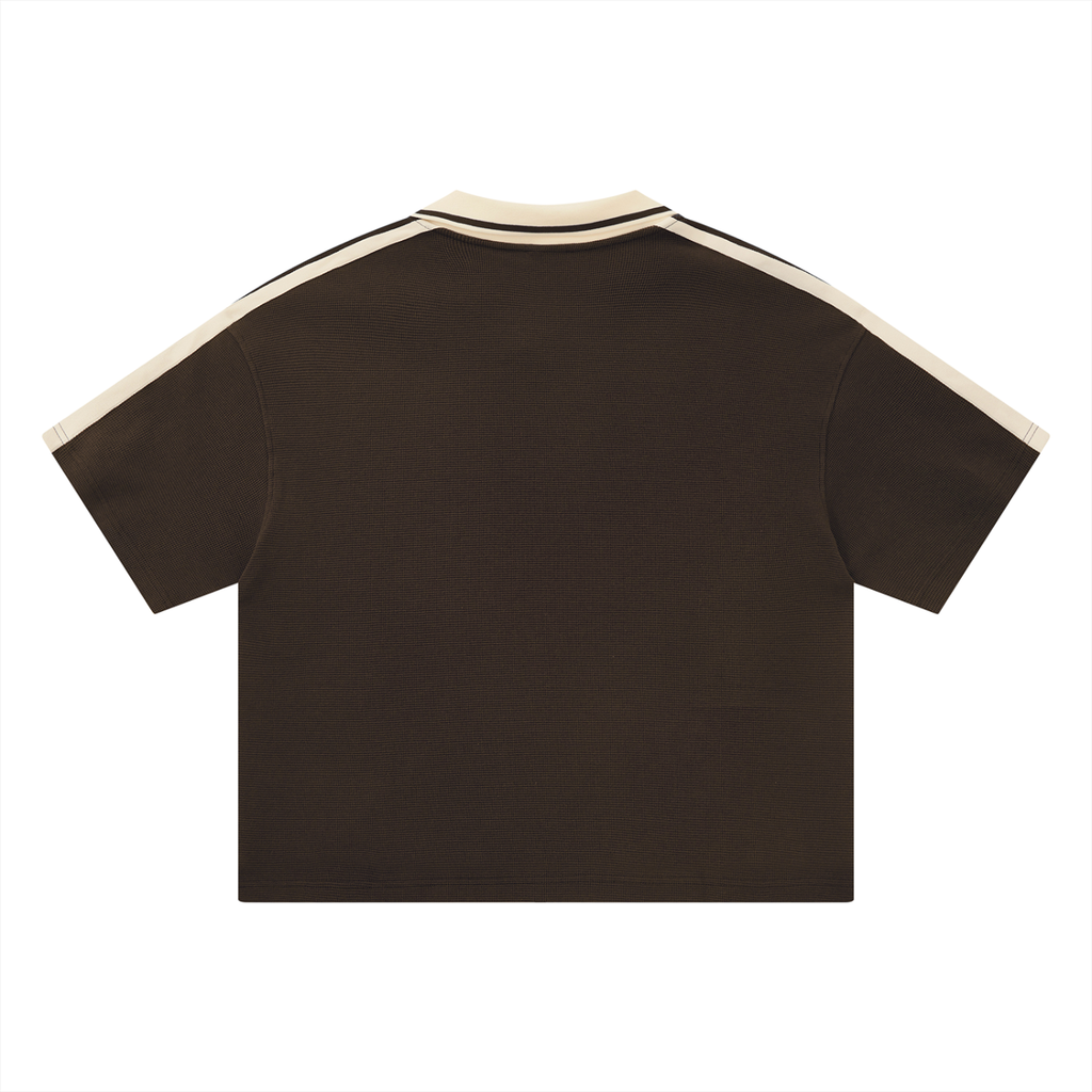 Maillot marron CLRE porté streetwear — écusson coq revisité katakana France footballcore col V bicolore