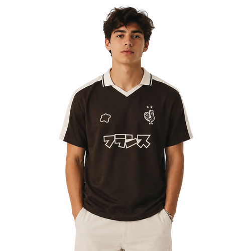 Maillot marron CLRE porté streetwear — écusson coq revisité katakana France footballcore col V bicolore