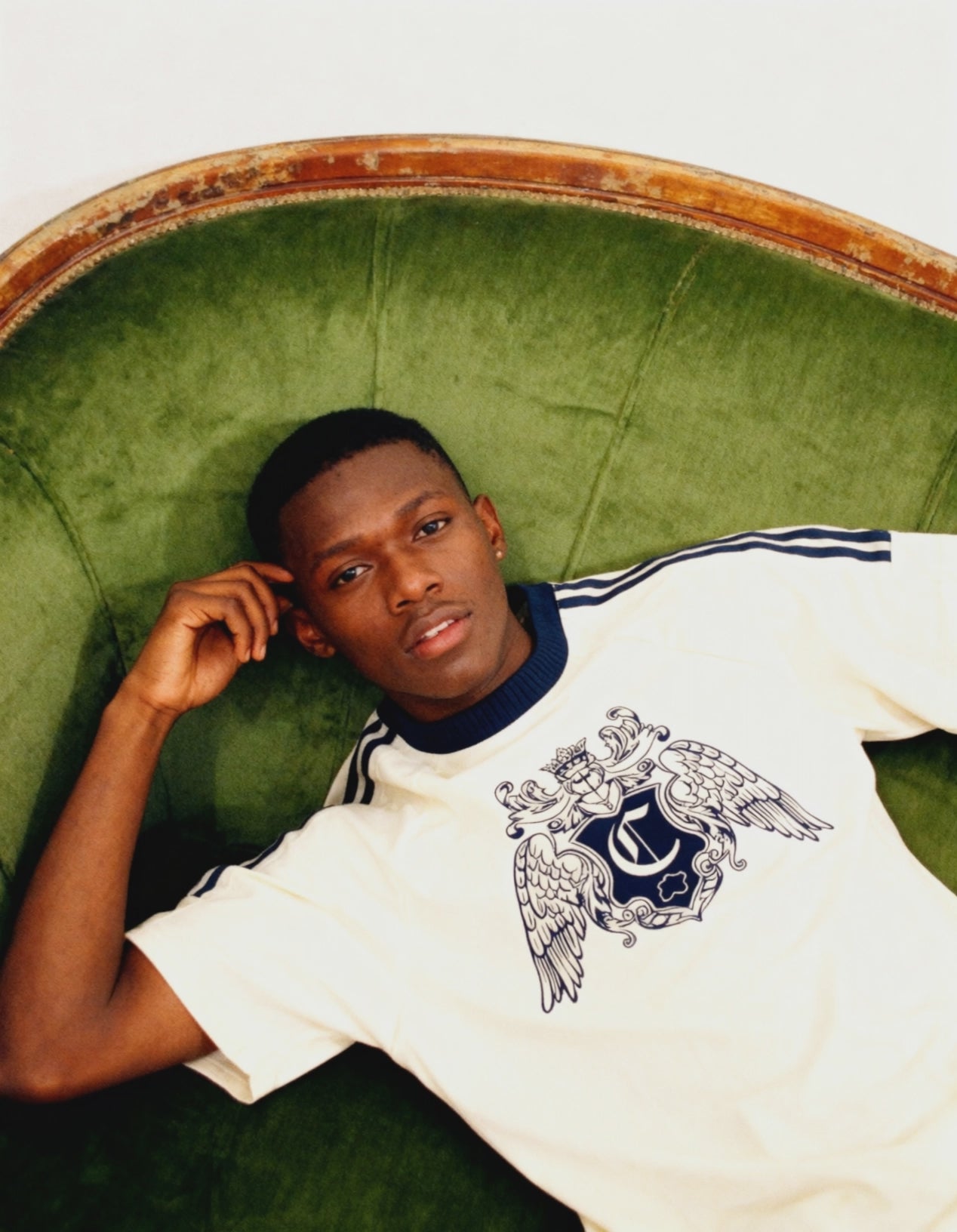 un homme qui porte un t shirt de la marque indépendante CLRE